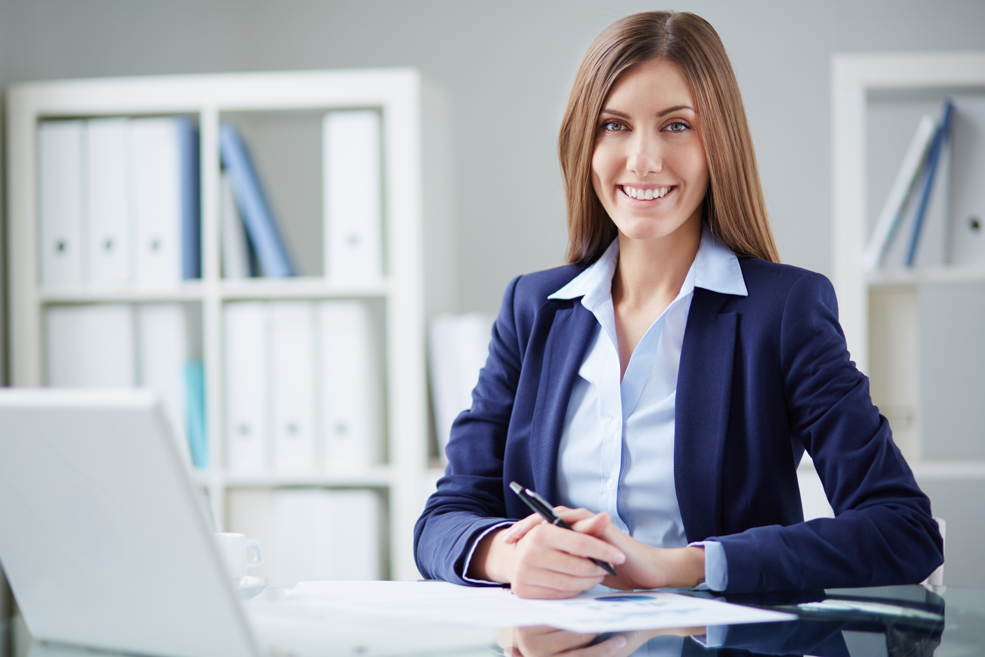 Mulher sentada em um escritório sorrindo
